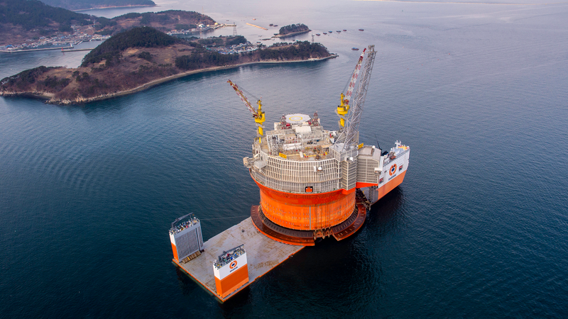 Illustration for article titled Here's The Largest Oil Rig Ever On Top Of The Largest Transport Ship